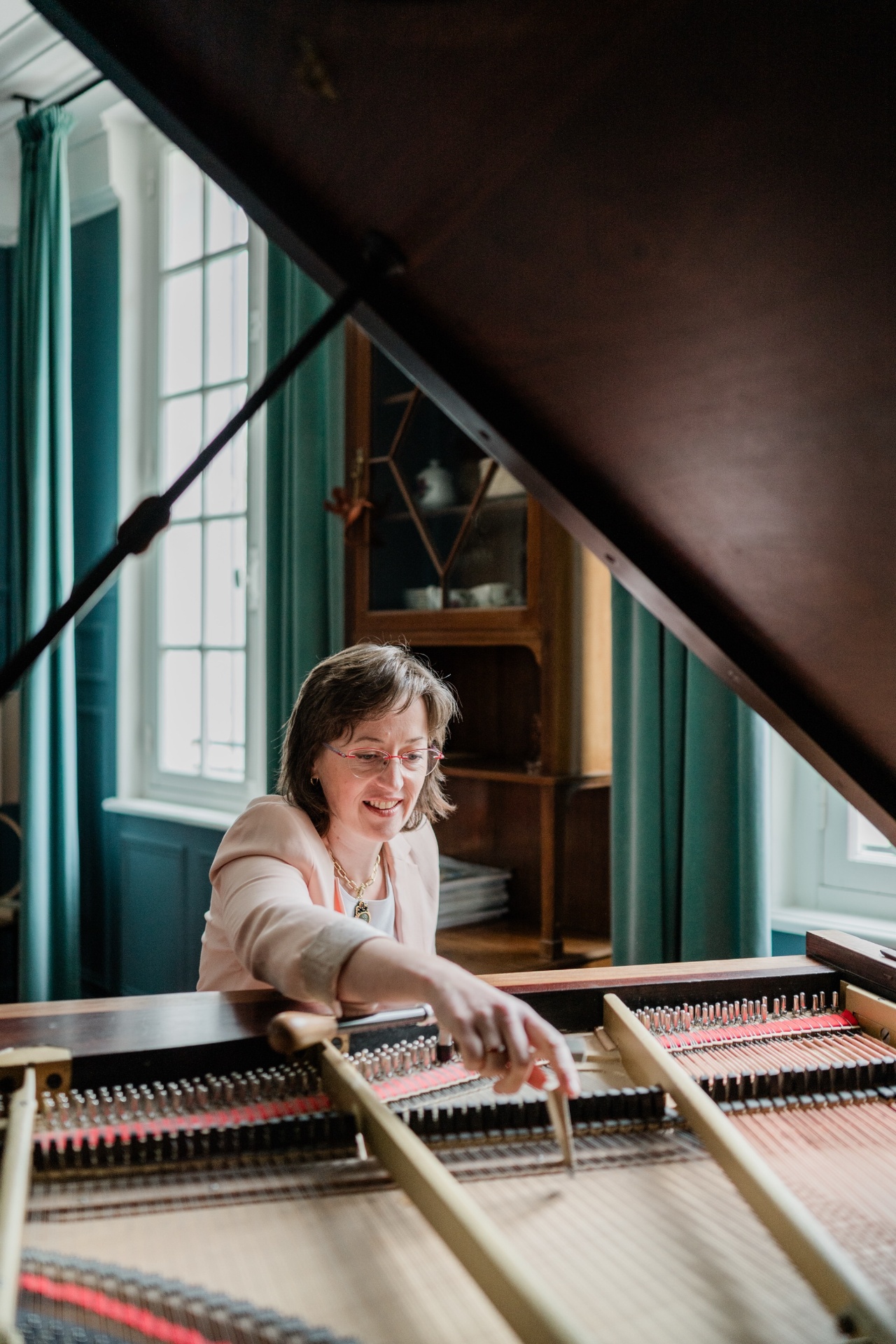 Mona accordant un piano à queue