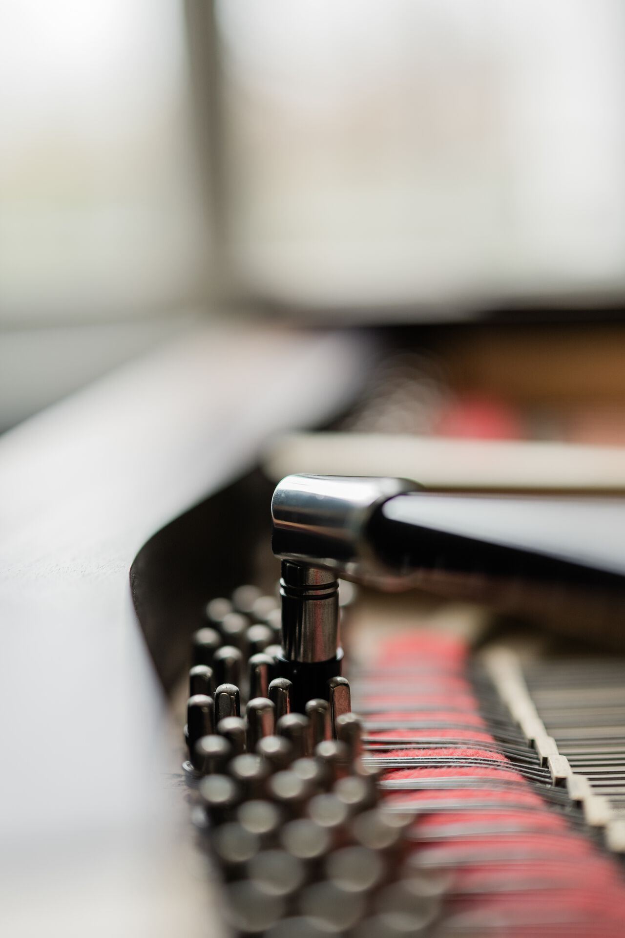 Clé d'accord posée sur les chevilles d'un piano